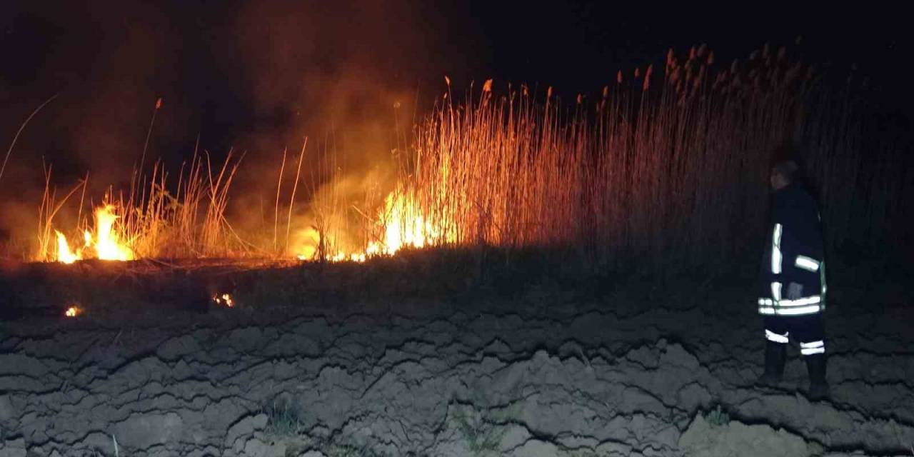 Tavşanlı’da Sazlık Alanda Çıkan Yangın Büyümeden Söndürüldü