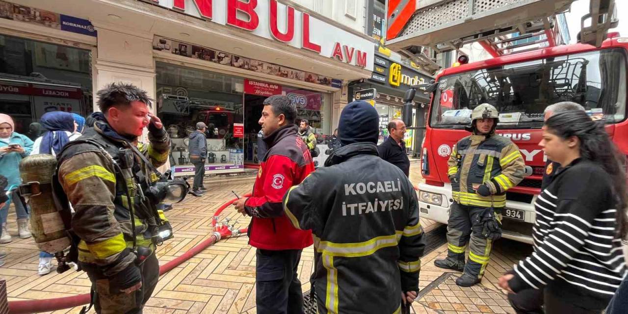 Avm’de Yangın Paniği