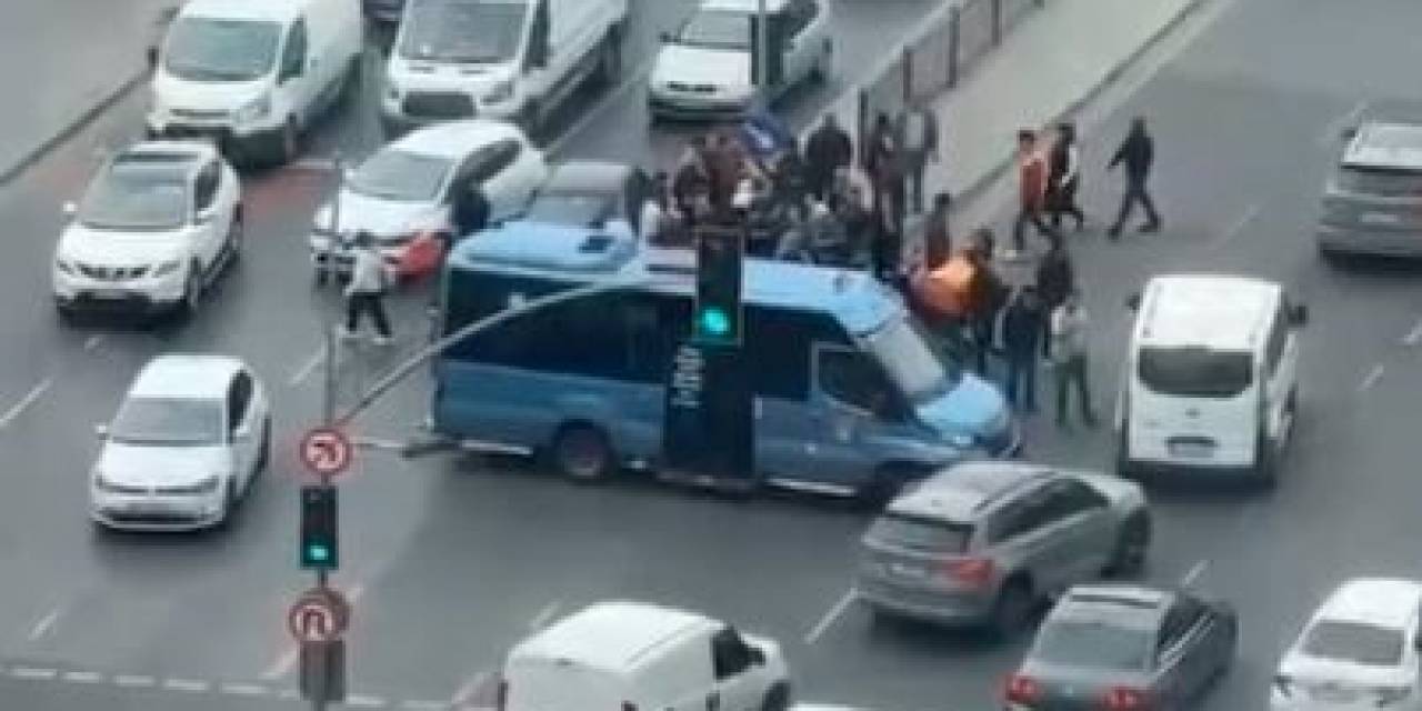 Esenyurt’ta Ters Yönden U Dönüşü Yaptığı Sırada Motosikletliyi Ezen Minibüs Şoförü Kamerada