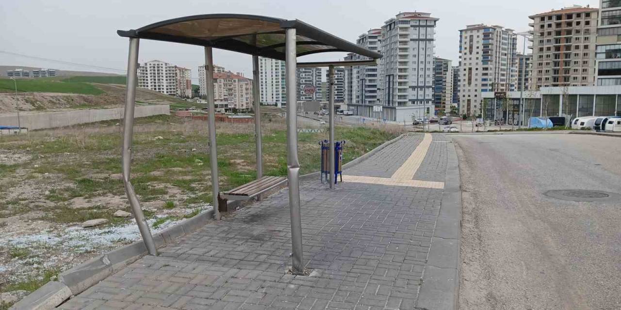 Kontrolden Çıkan Otomobil, Otobüs Durağına Çarptı: 1’i Ağır 3 Yaralı