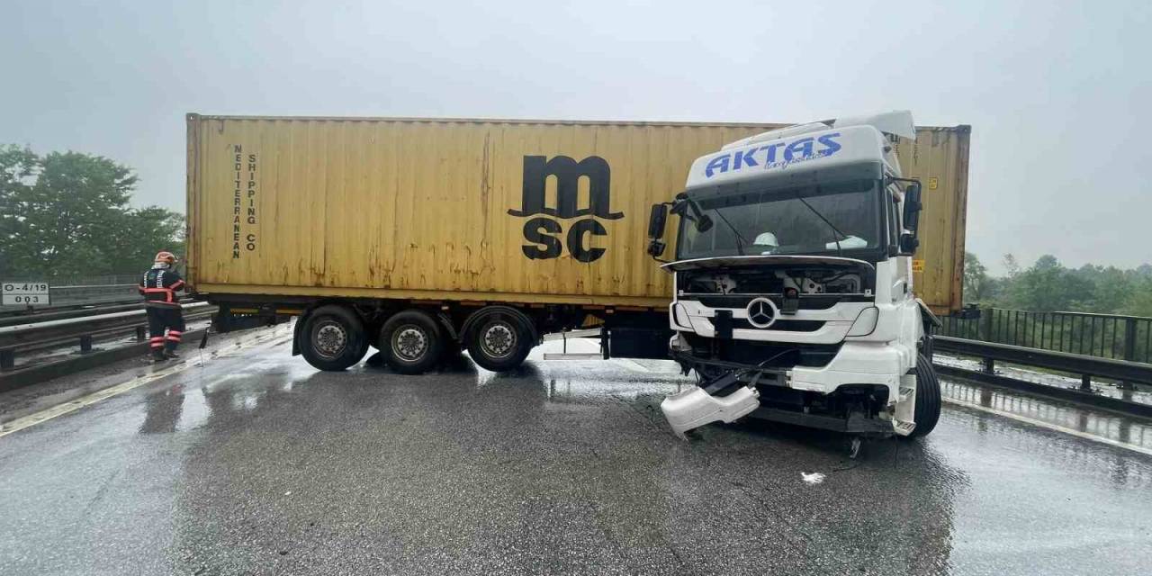 Yağış Kazayı Beraberinde Getirdi, İstanbul İstikameti 1 Buçuk Saat Kapalı Kaldı