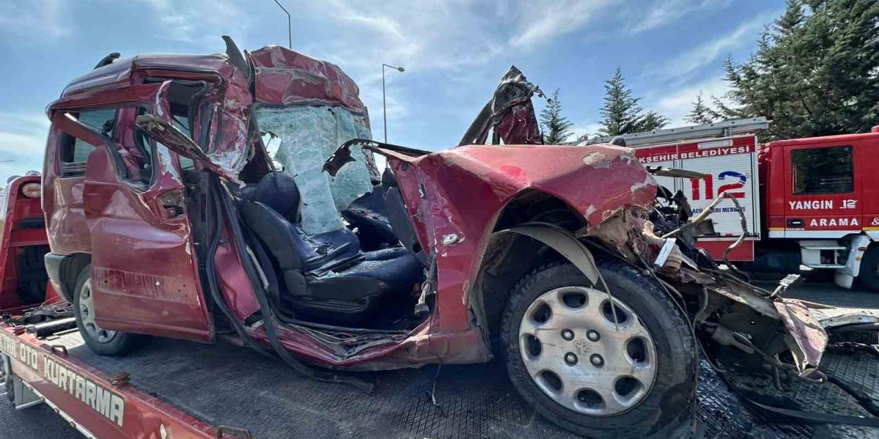 Hafif Ticari Araç Tırın Altına Girdi: Karı-koca Hayatını Kaybetti