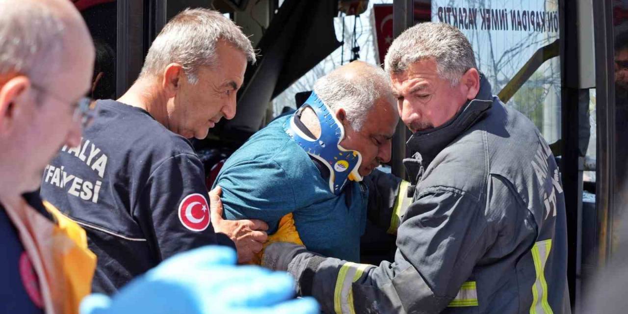 Halk Otobüsü Kırmızı Işıkta Bekleyen Araçlara Daldı: 7 Araç Birbirine Girdi, 8 Yaralı