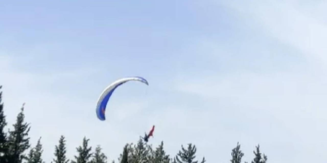 Kurtuluş Etkinliklerinde Gösteri Yapan Paraşüt Pilotu Ağaca Takıldı