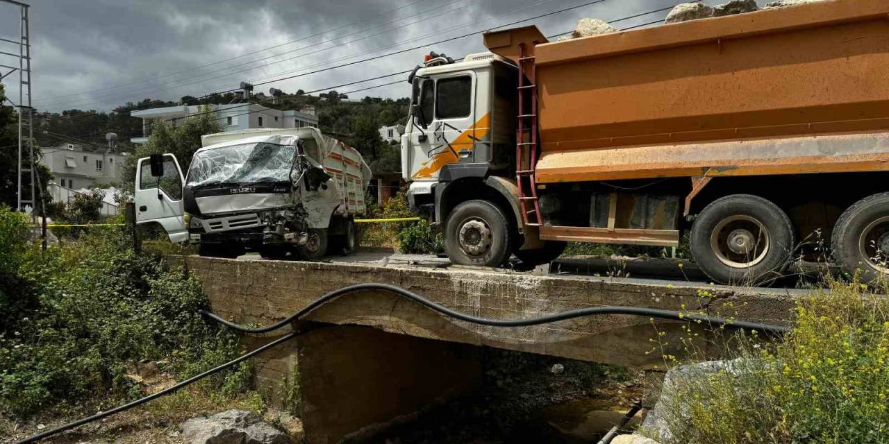 Kamyonetle Kamyon Kafa Kafaya Çarpıştı: 1 Yaralı