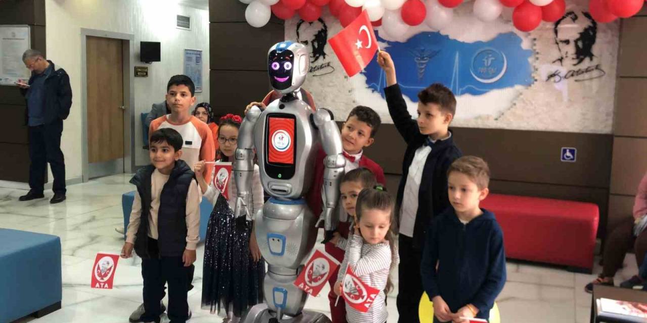 23 Nisan Coşkusunu Robot Ada İle Kutladılar