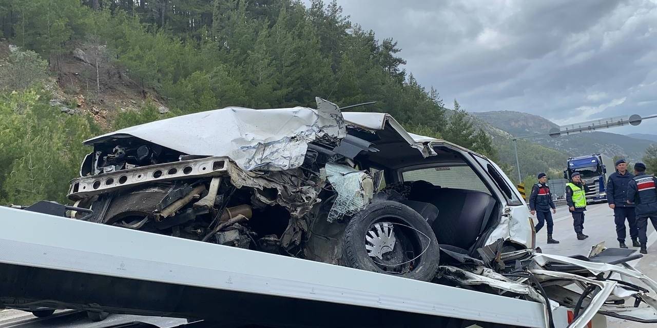 Antalya- Isparta Karayolunda 2 Otomobil Kafa Kafaya Çarpıştı: 1 Ölü, 7 Yaralı