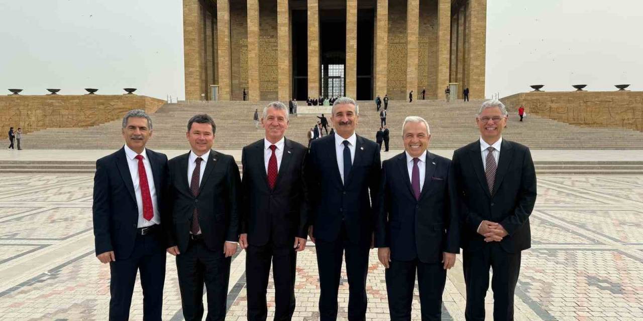 Bursa’da Chp’den Seçilen Başkanlar Yerel Yönetimler Çalıştayı’na Katıldı