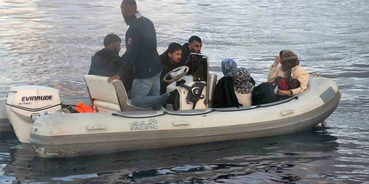 Arızalanan Lastik Bottaki Düzensiz Göçmenler Kurtarıldı