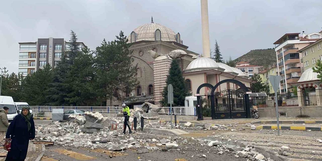 Fırtınaya Dayanamayan Cami Minaresi Yıkıldı