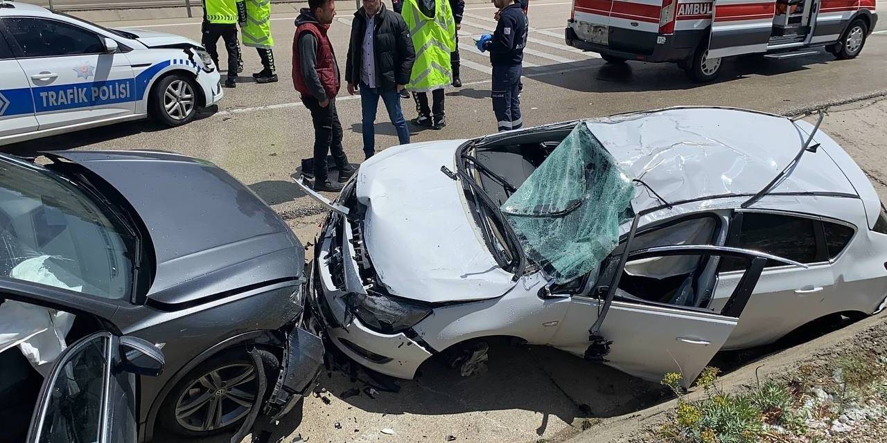 Isparta’da Kazaya Müdahale Eden Ambulans Ve Polis Aracına Başka Bir Otomobil Çarptı: 10 Yaralı
