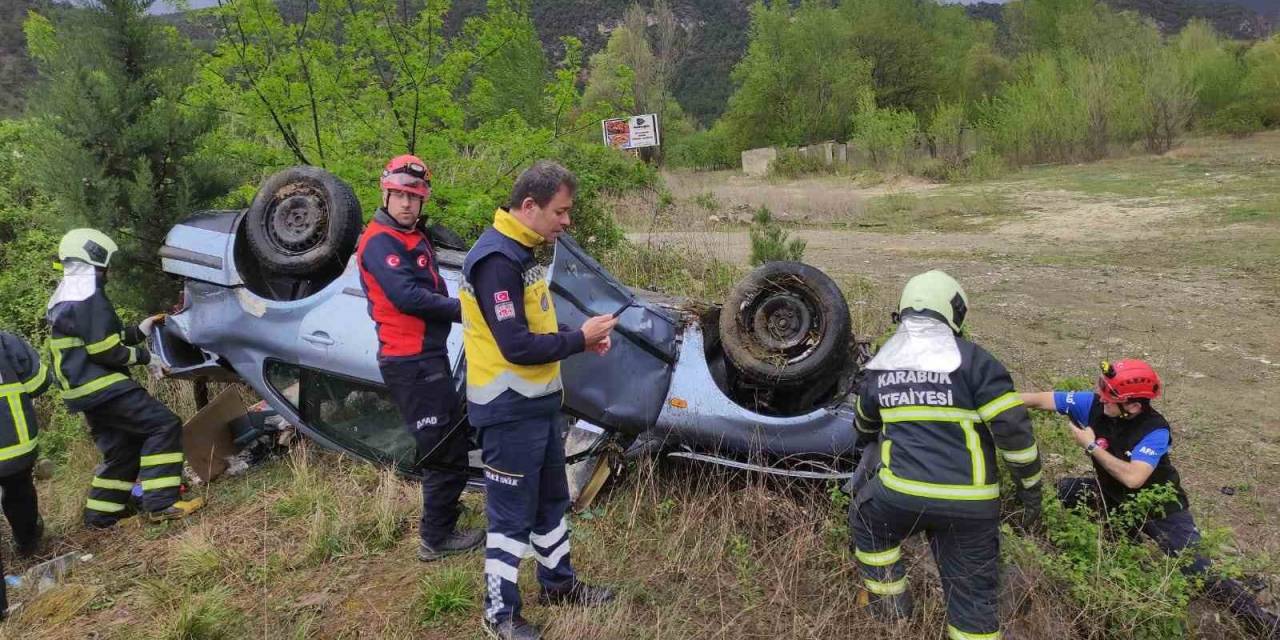 Otomobil Yağmur Nedeniyle Kayganlaşan Yolda Takla Attı