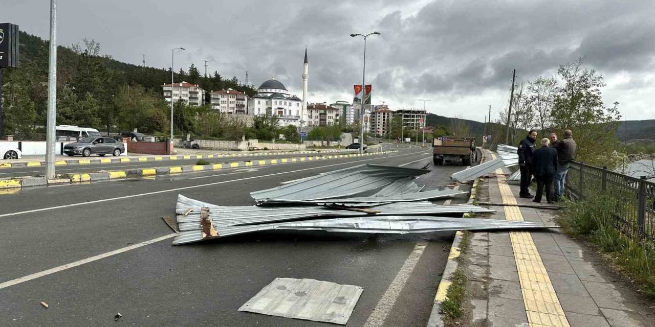 Kastamonu’da Fırtına Etkili Oldu: Binaların Çatıları Uçtu