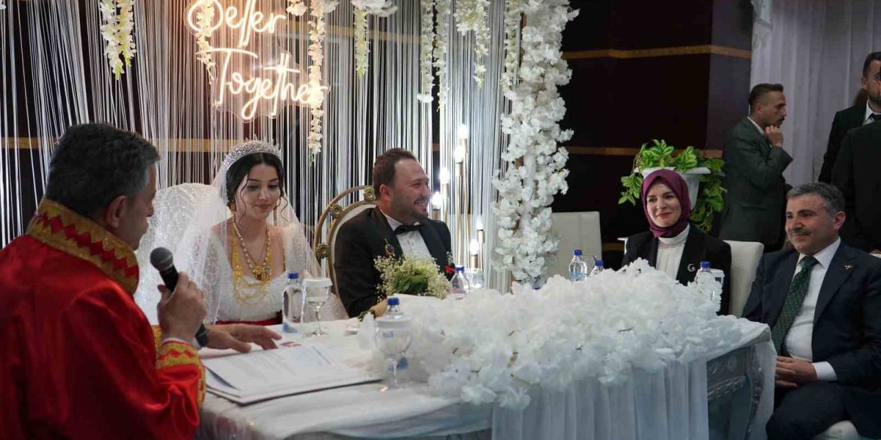Aile Ve Sosyal Hizmetler Bakanı Göktaş, Şırnak’ta Sidar Çiftinin Nikah Şahitliğini Yaptı