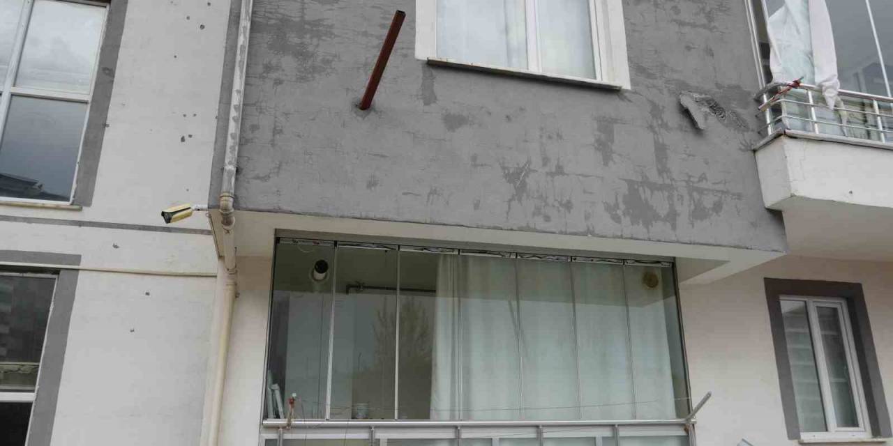 Uçan Evin Çatısı Apartmanın Duvarına Ok Gibi Saplandı