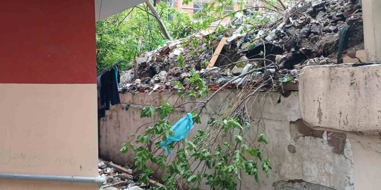 Küçükçekmece’de Bir Binanın İstinat Duvarı Çöktü