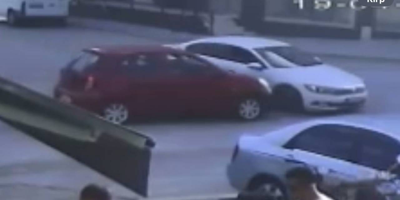 Kavşağa Kontrolsüz Giren Otomobiller Çarpıştı, Kaza Anı Kamerada