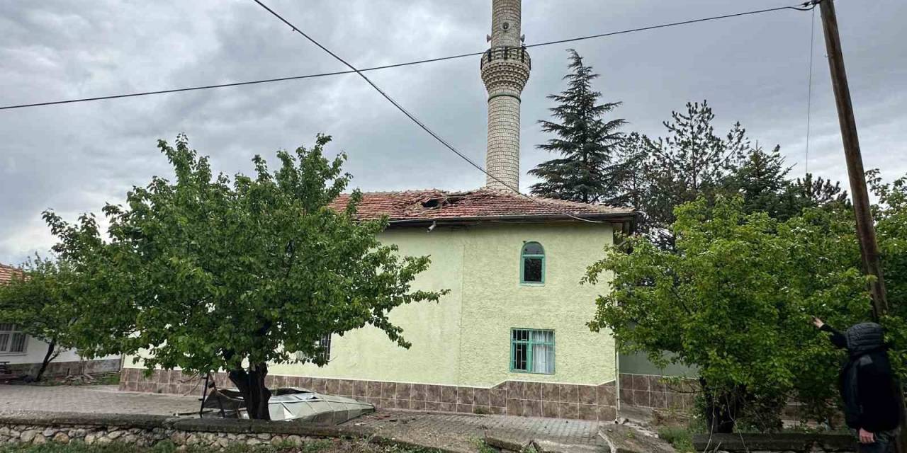 Ankara’da Şiddetli Rüzgar 2 Caminin Minaresini Yıktı
