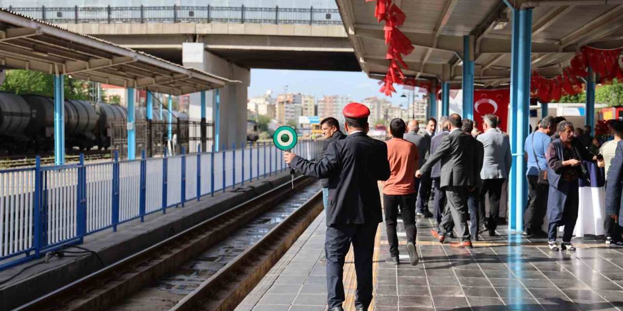 Turistik Diyarbakır Ekspresi Davul Zurnayla Karşılandı