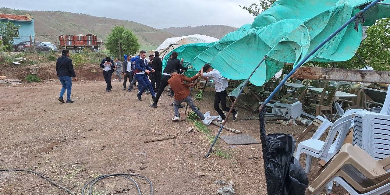 Çorum’da Fırtına Köy Düğününü Savaş Alanına Çevirdi