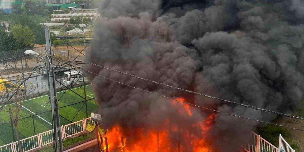 Pendik’te Çocuk Parkında Yangın: Alevler Metrelerce Yükseldi
