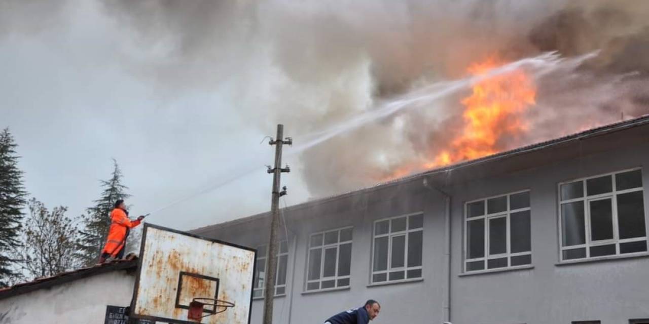 Lisenin Çatı Katında Çıkan Yangın Ekipler Tarafından Söndürüldü