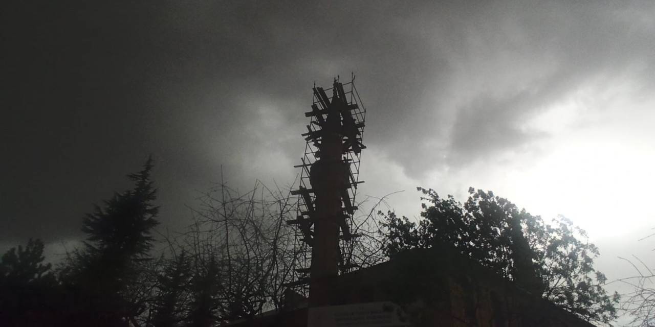 Restore Edilen Minareden Kafasına Kalas Düşen İşçi Yaralandı