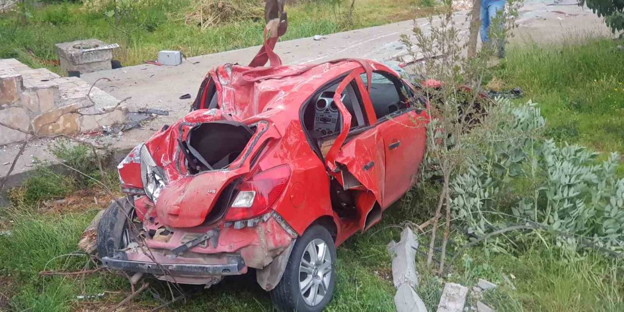 Kontrolden Çıkan Otomobil Evin Avlusuna Uçtu: 2 Ağır Yaralı