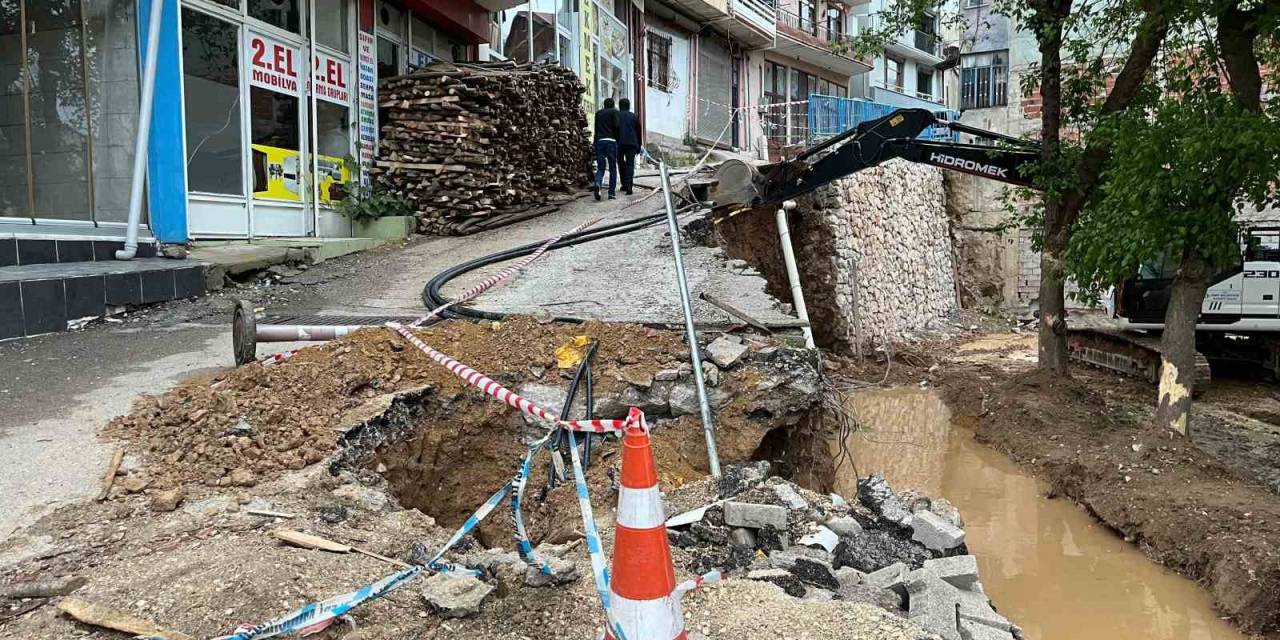 İstinat Duvarı İkinci Kez Çöktü: 5 Katlı Bina Boşaltıldı