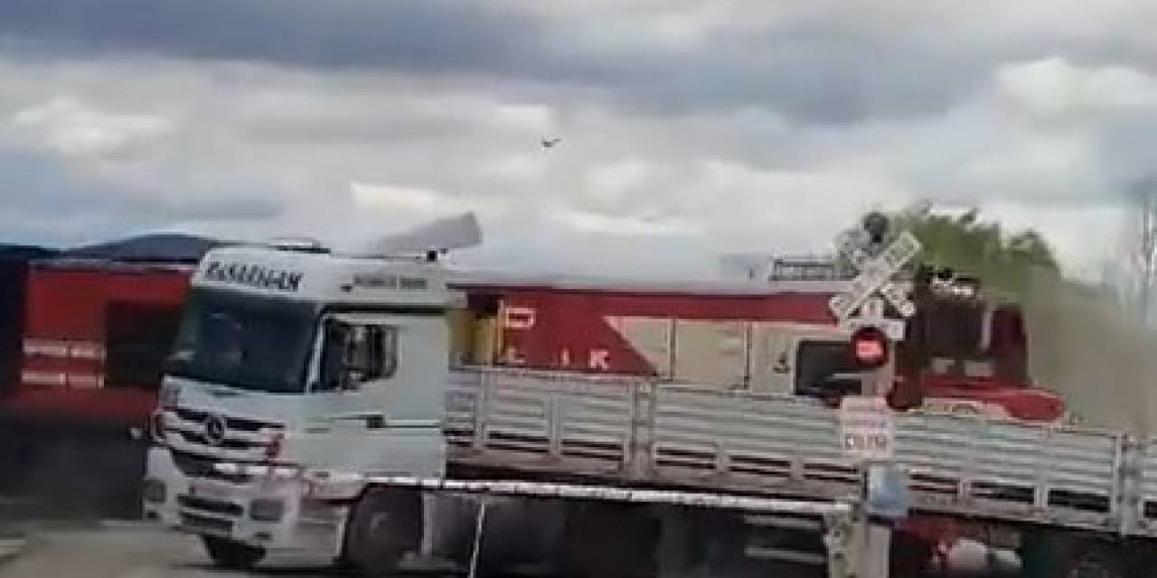 Hemzemin Geçitte Mahsur Kalan Tıra Tren Çarptı... Feci Kaza Kamerada