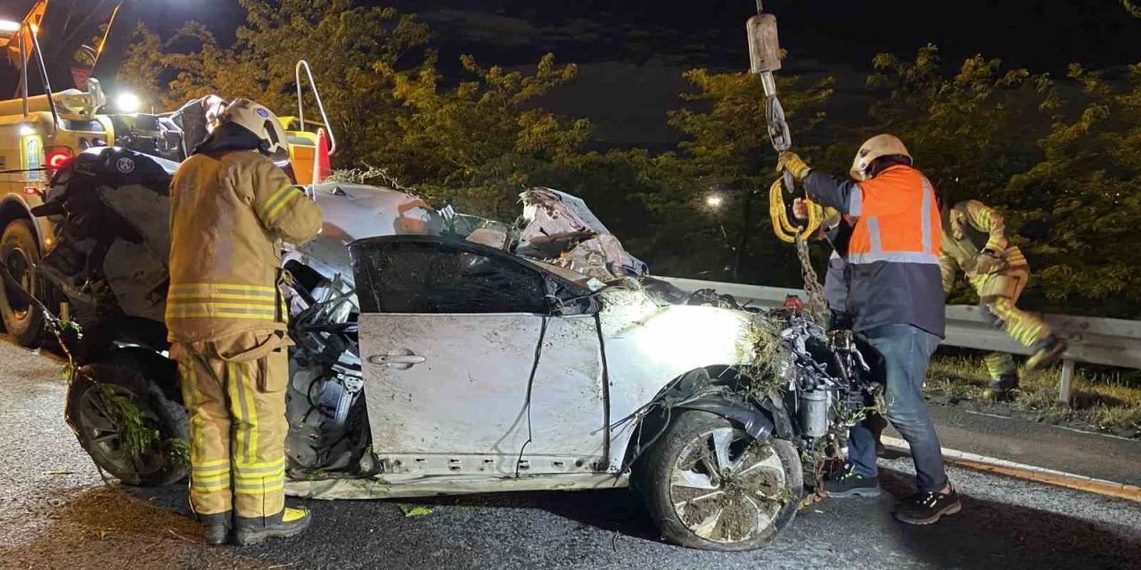 Eyüpsultan’da Bariyeri Biçen Otomobil Hurda Yığınına Döndü: 1 Ağır Yaralı