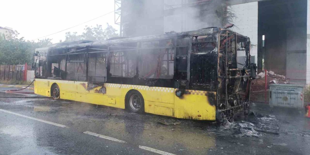 Sultanbeyli’de Seyir Halindeki İett Otobüsünü Alev Alev Yandı