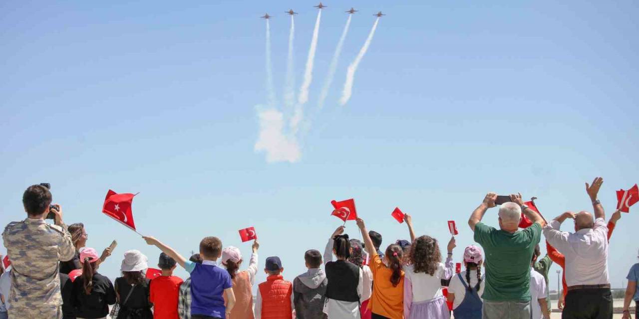 Türk Yıldızları’ndan Öğrencilere 23 Nisan Hediyesi