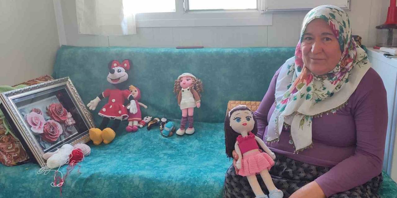 Depremzede Kadın Yaptığı Bez Bebeklerle Geçimini Sağlıyor