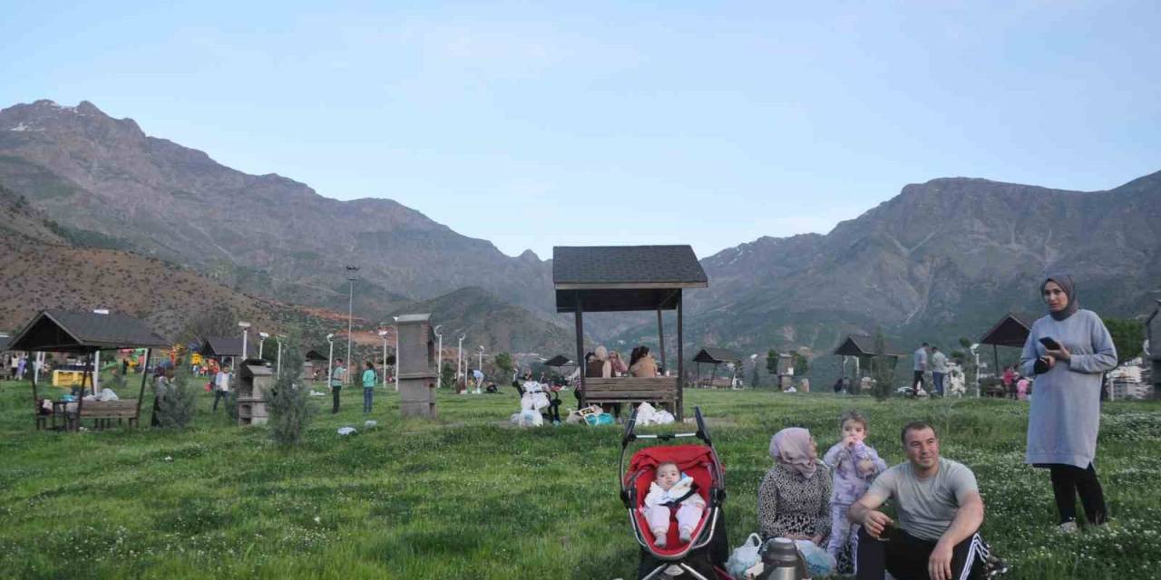 Batman’da Havaların Isınmasıyla Vatandaşlar Piknik Alanlarına Akın Etti