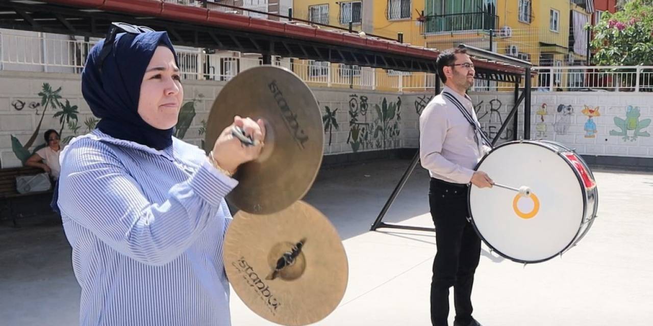 Bu Kez 23 Nisan’da Veliler Çalacak, Öğrenciler Dinleyecek