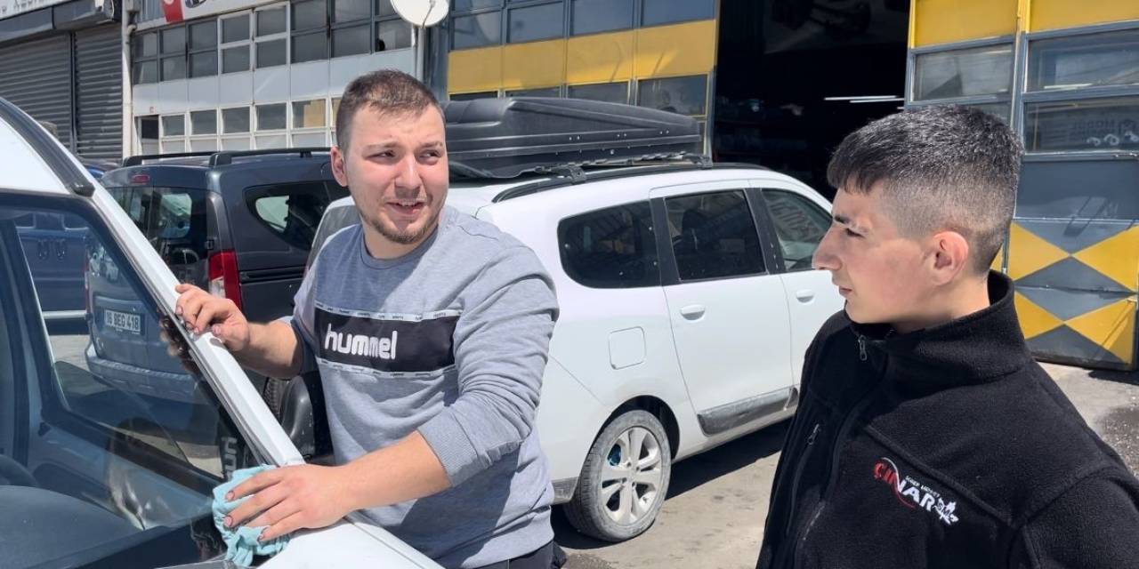 Bursa’da İlginç Olay: Seyir Halindeki Araca Şahin Kondu