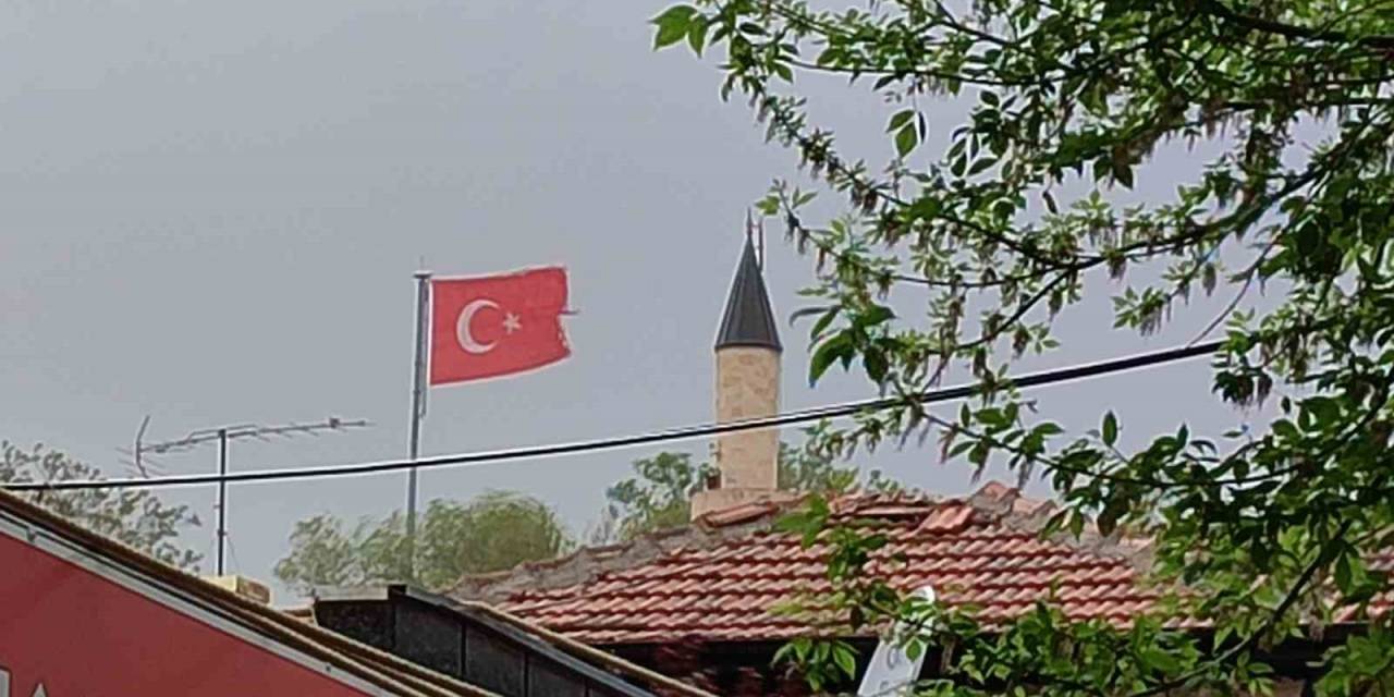 Kalehöyük’de Şiddetli Rüzgar Bayrağı Yırttı