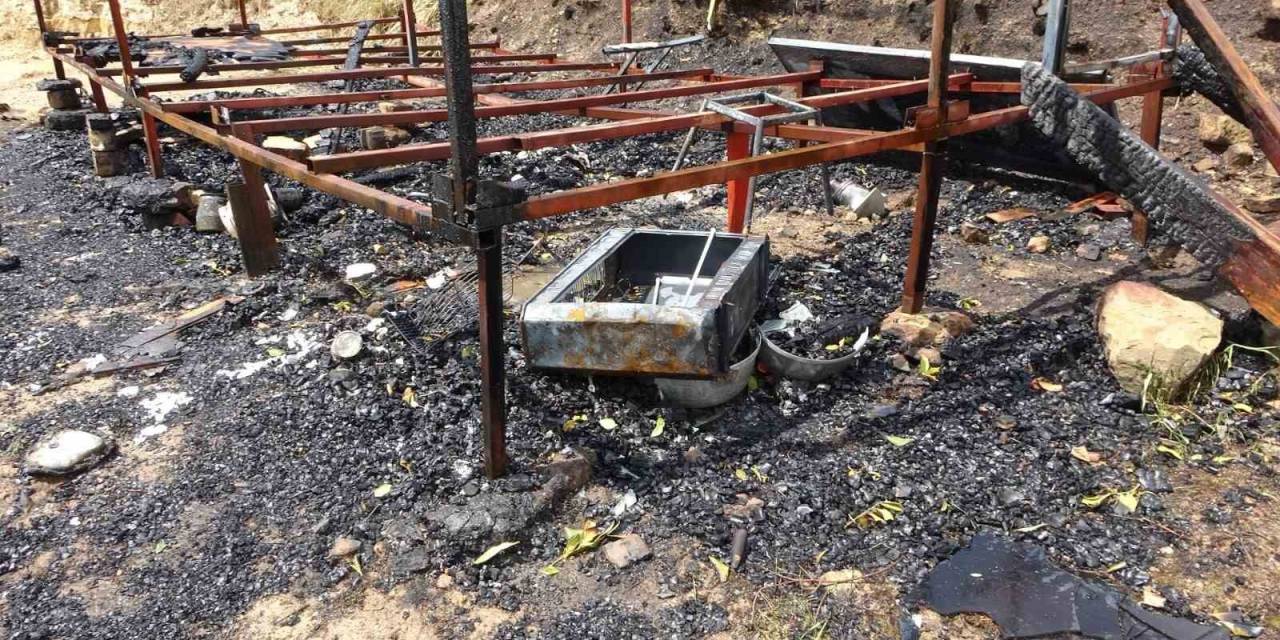 Ahşap Barakada Çıkan Yangında 2 Köpeği İle Birlikte Feci Şekilde Can Verdi