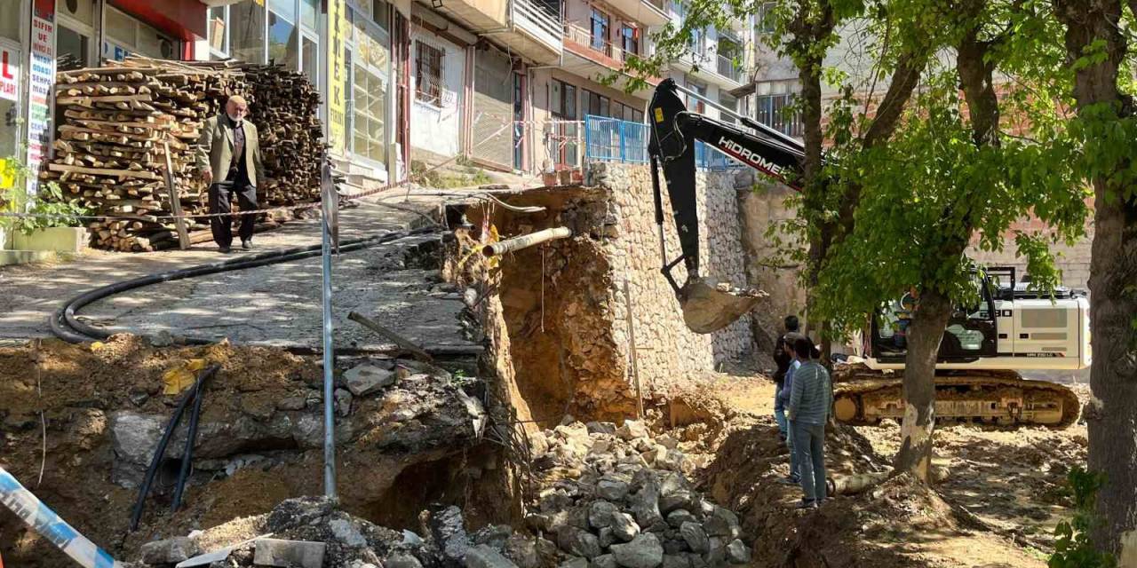 İstinat Duvarı Çökmüş, 5 Katlı Bina Tahliye Edilmişti: Onarım Çalışmaları Başladı