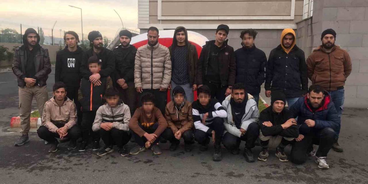 Lastiği Patlatırak Durdurulan Panelvandan 19 Kaçak Çıktı