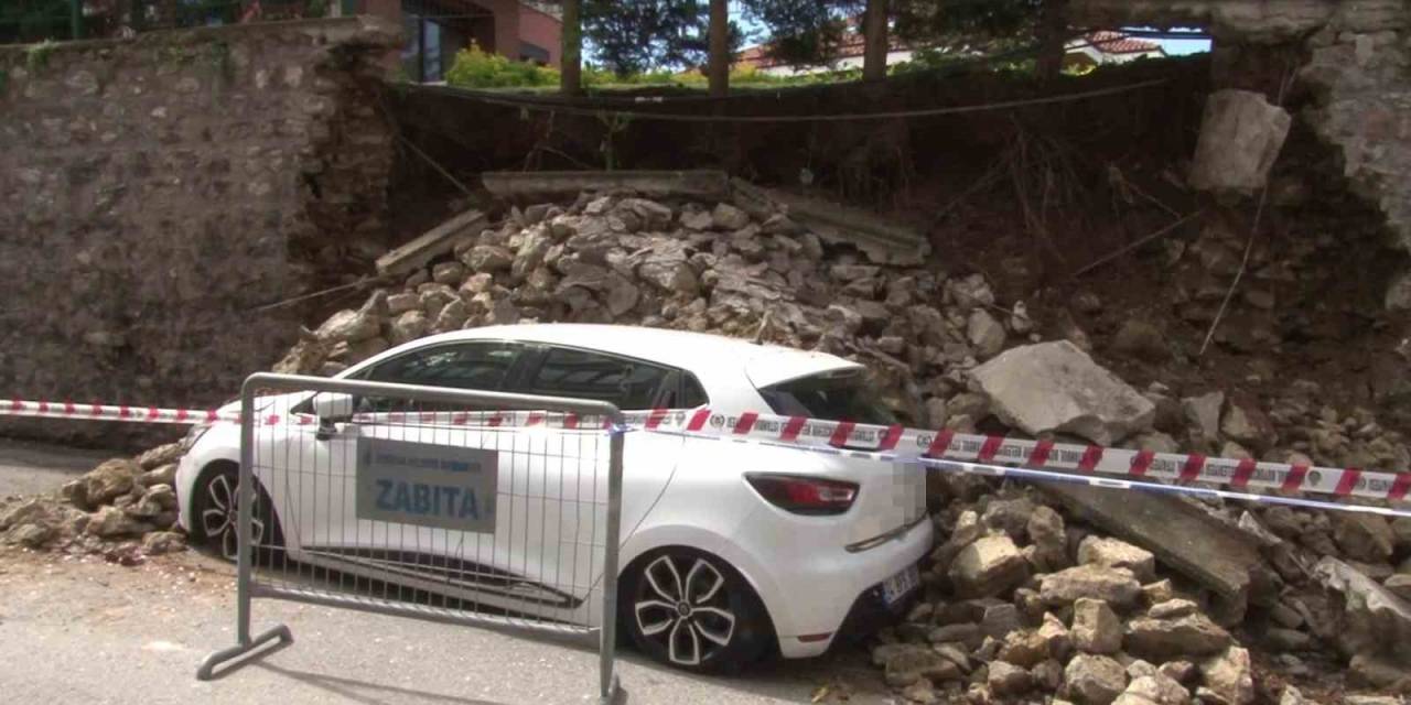 Üsküdar’da Site Duvarı Çöktü, 2 Otomobil Altında Kaldı