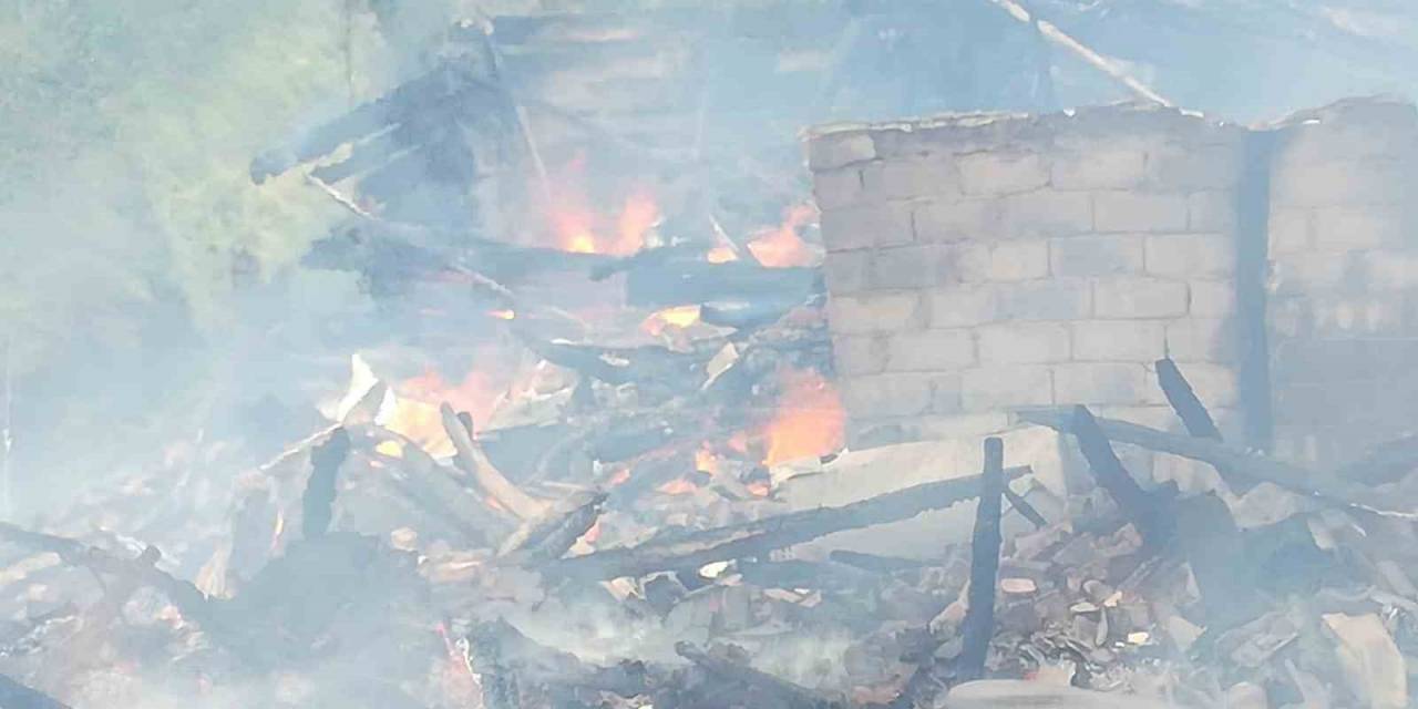 Alevler Gökyüzünü Sardı, İki Ahşap Ev Tamamen Kül Oldu