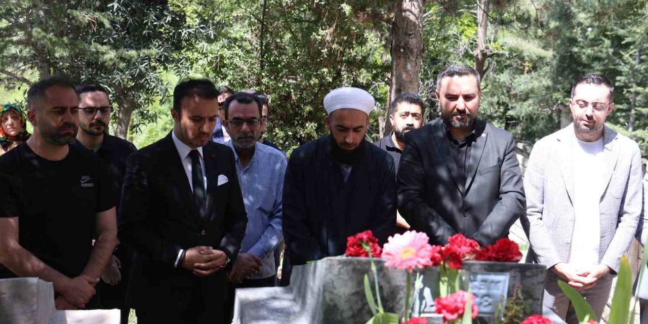 Gazeteci Yazar Mehmet Topal, Kabri Başında Anıldı