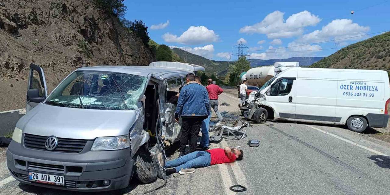 Üniversite Öğrencilerini Taşıyan Araç Kazaya Karıştı: 15 Yaralı