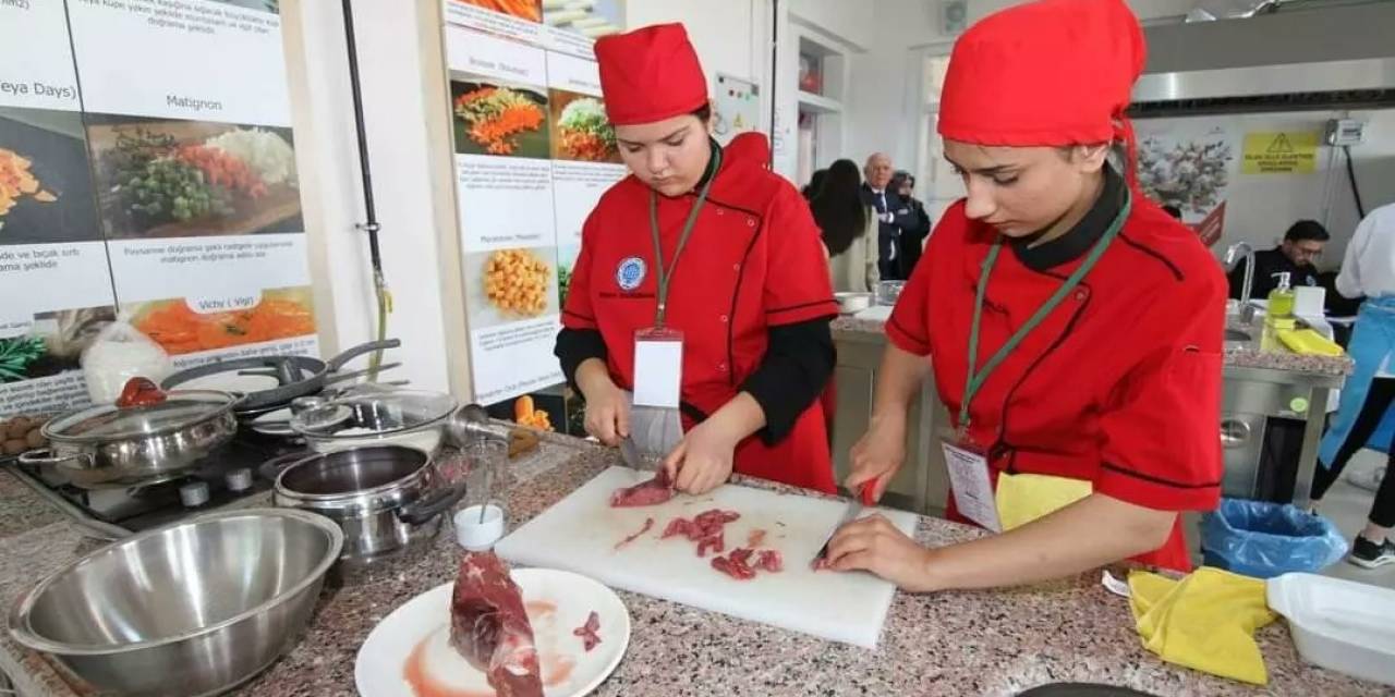 Liseliler Yemekte Yarıştı