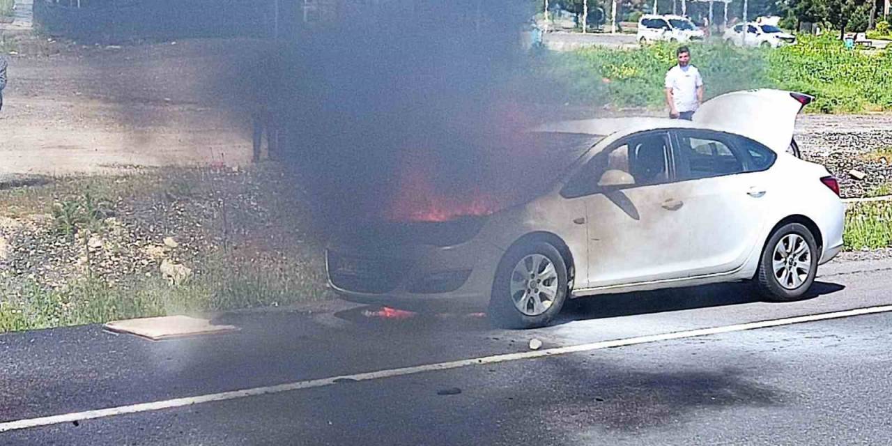 Yanan Otomobile Pet Şişelerle Müdahale Ettiler