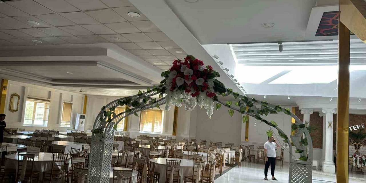 Depremden Dolayı Düğün Salonu Tavanı Çöktü: Faciadan Dönüldü