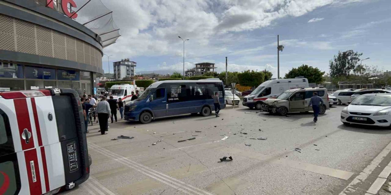 İskenderun’da Araçla Çarpışan Ambulans Devrildi: 2 Yaralı