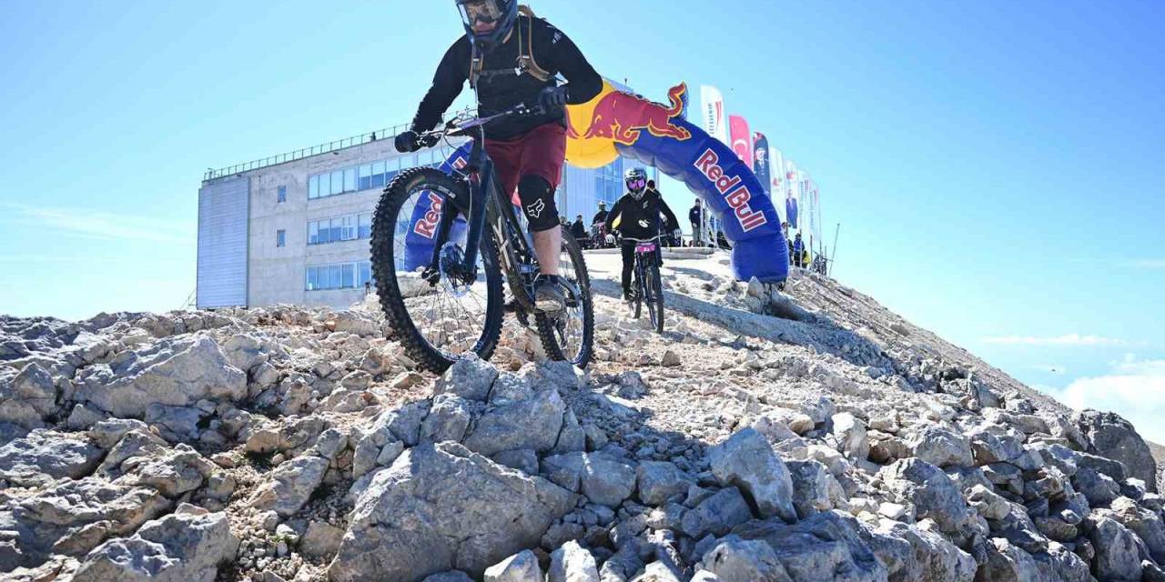 Antalya’da Gökyüzünden Denize Pedal Çevirdiler